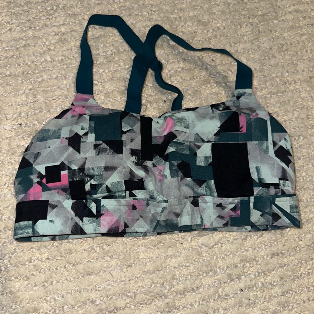 Under Armour Geometric Patterned Sports Bra - Small